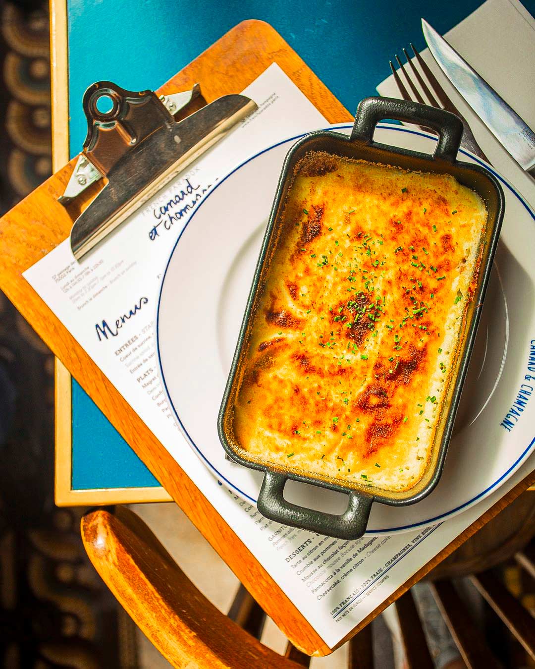 Parmentier à l’effiloché de canard, salade verte
