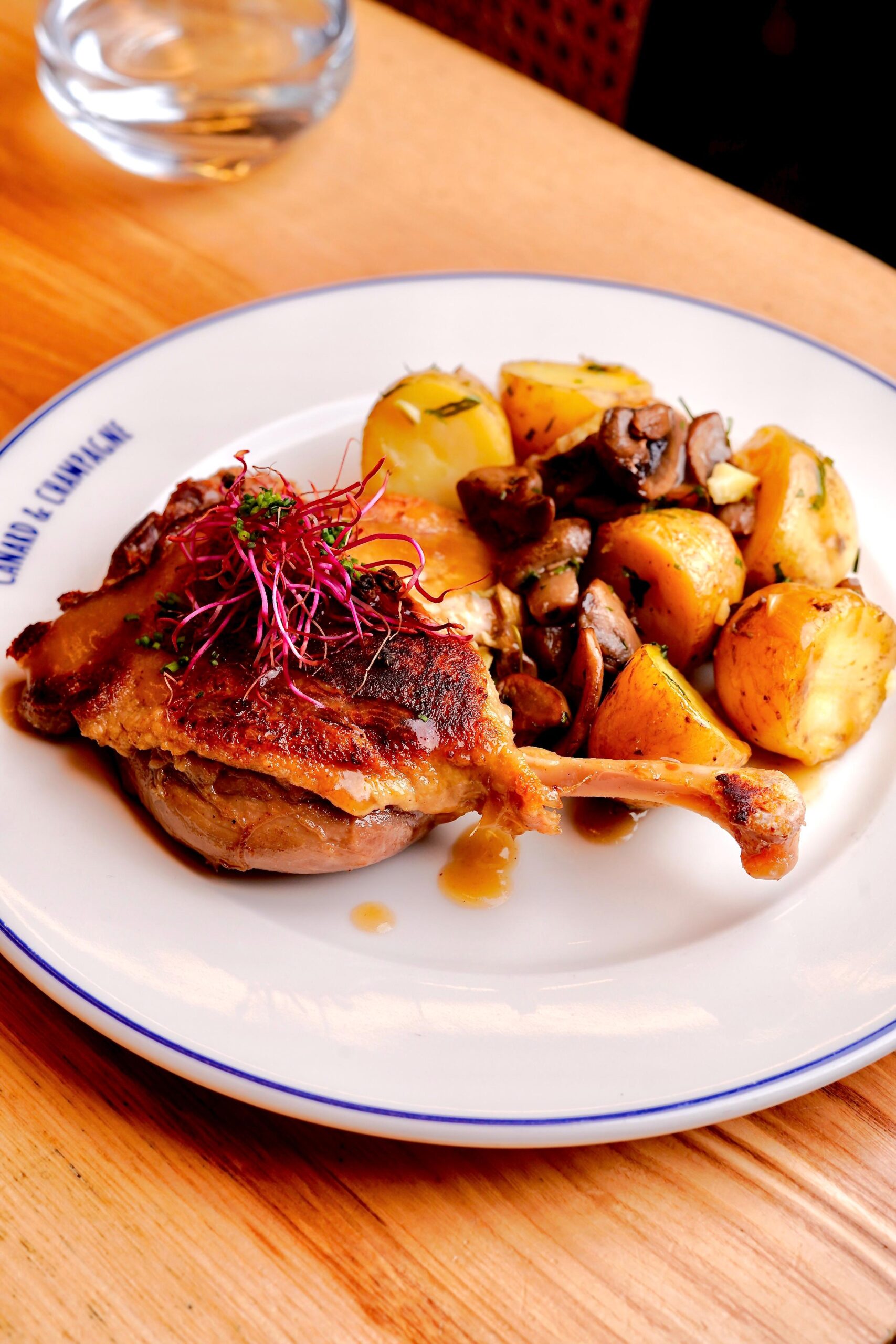 Confit de canard, pomme grenailles (pas zoomé)