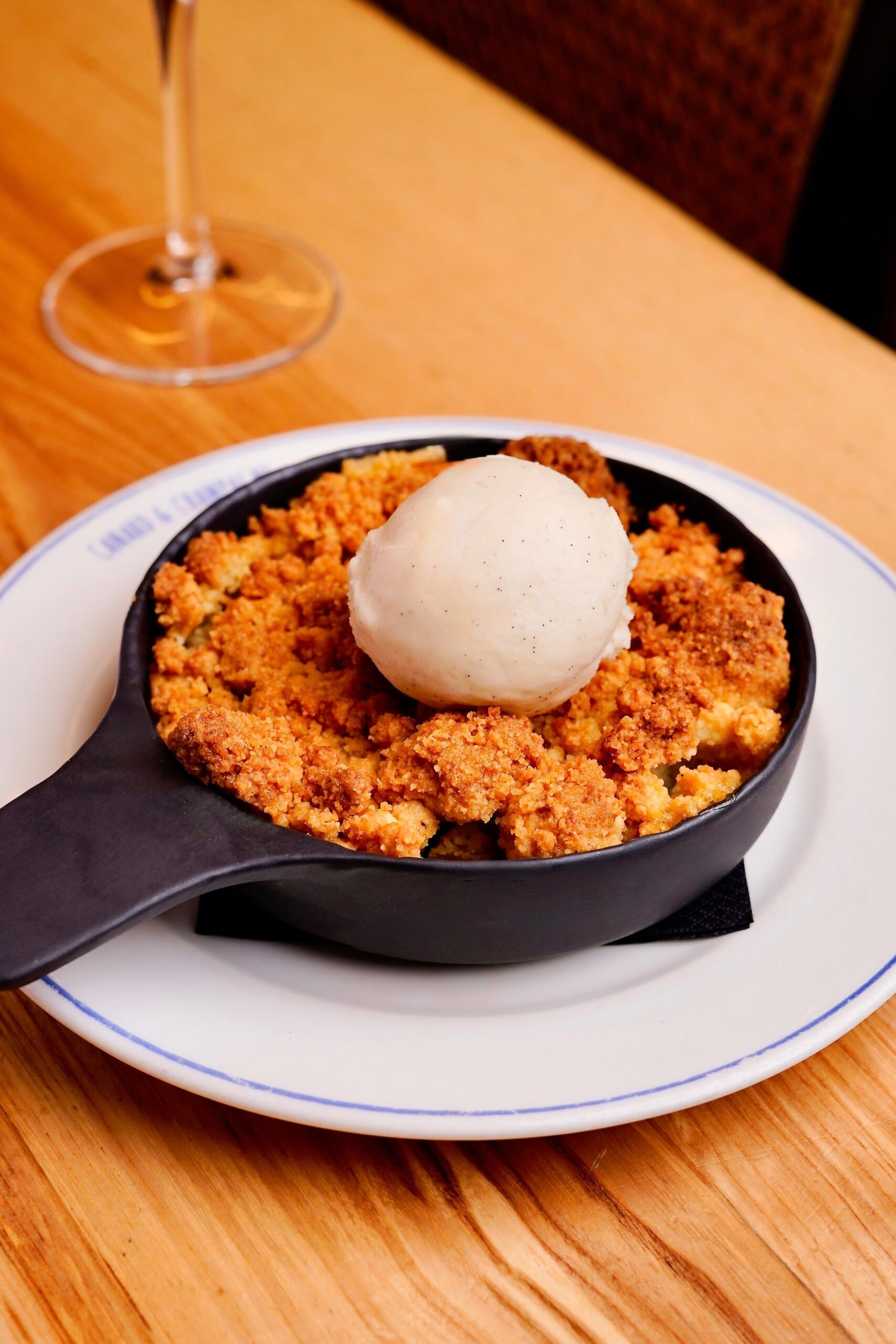 Crumble aux pommes, glace à la vanille
