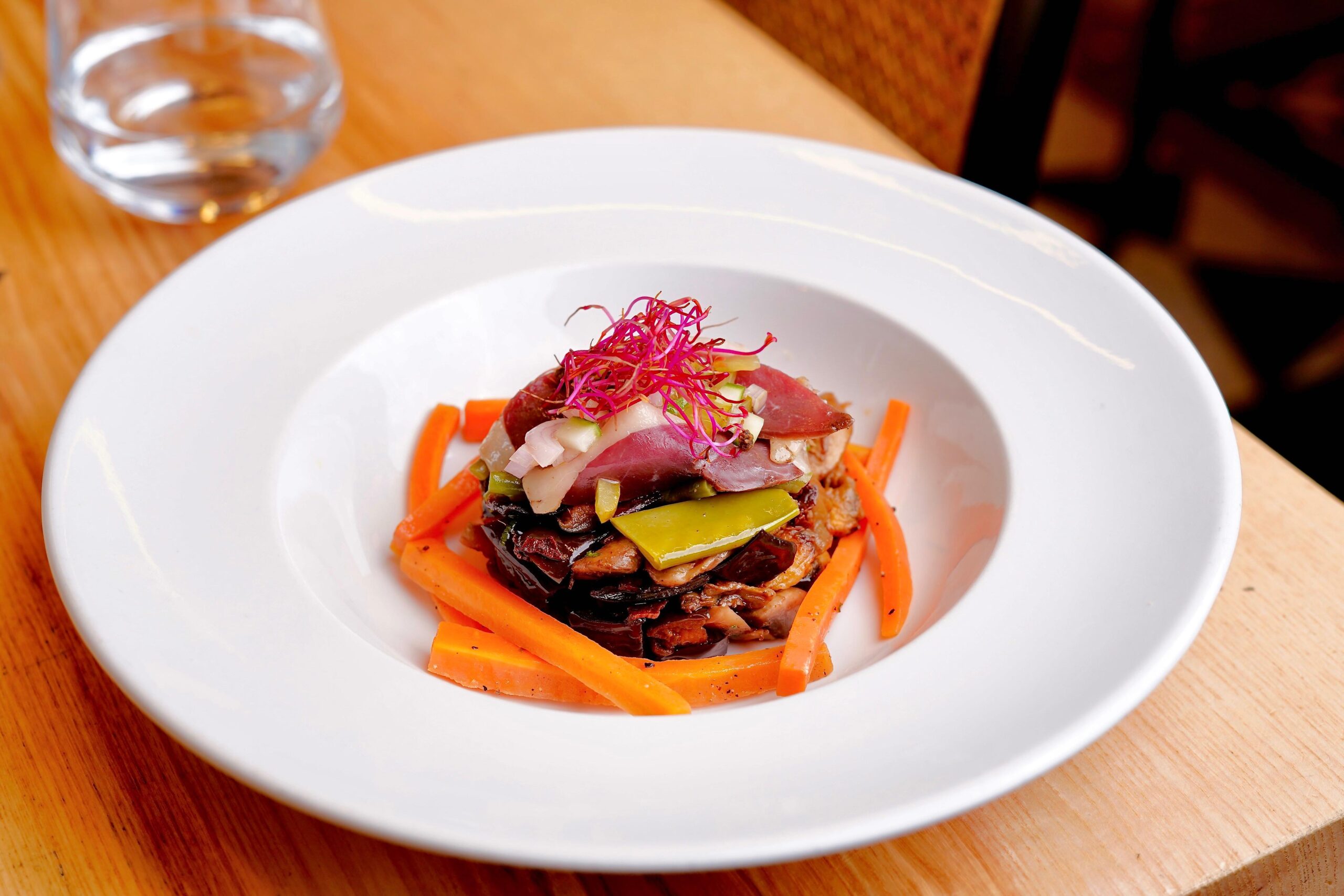 Tarte d'aubergine au magret fumé, servie avec frites maison